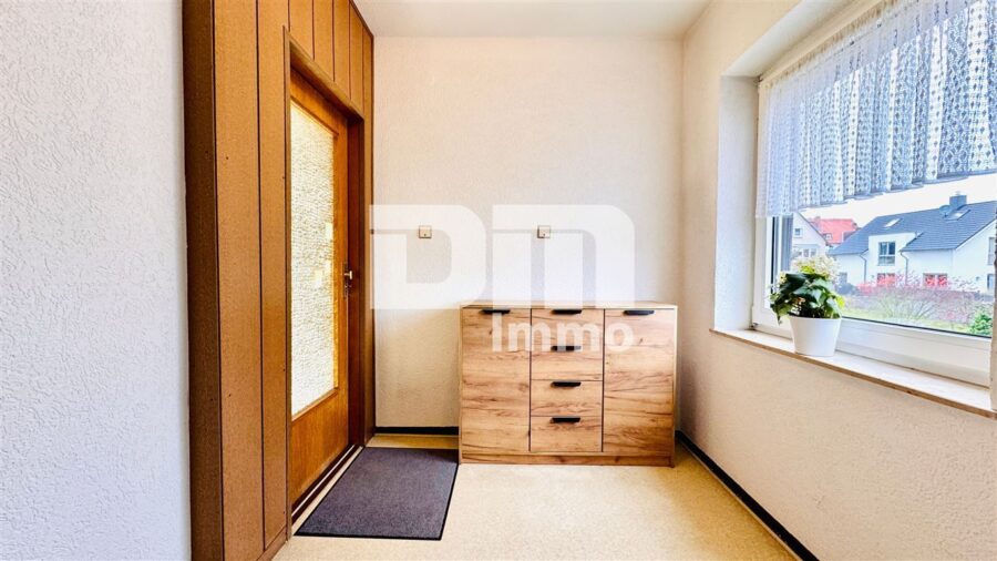 Solides Ein- bis Dreifamilienhaus + zwei Garagen mit großem Grundstück in Traumlage - OG Treppenhaus